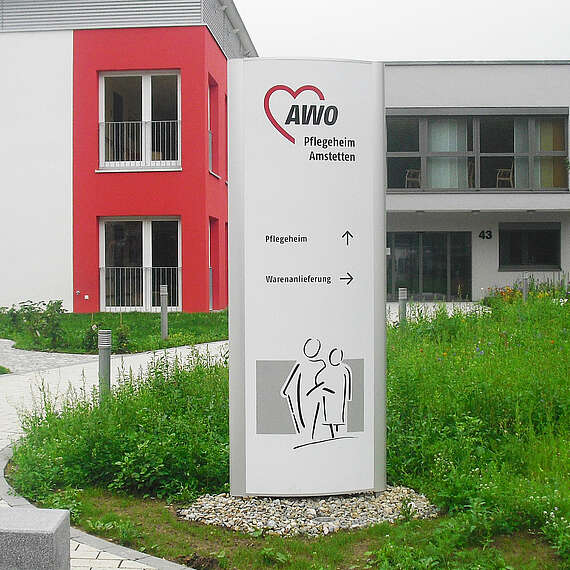 Werbepylon AWO in Stuttgart. Ausführung Standard mit Bodenstrahler