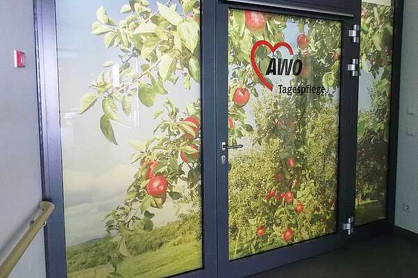 Fensterfolie, Wandtapete, Montage von Fototapete auf Glasfläche bei AWO Stuttgart