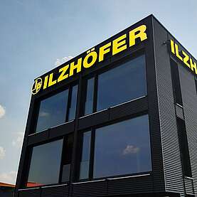 Leuchschriften am Verwaltungsgebäude der Firma Ilzhöfer Palettenservice GmbH in Öhringen montiert. Herstellung der Leuchtschriften erfolgte bei ACTIV aus Kernen bei Stuttgart.