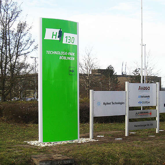 Werbepylon MIB H130, Technologiepark Böblingen. Ausführung als Standardpylon, beleuchtet mit Bodenstrahlern.