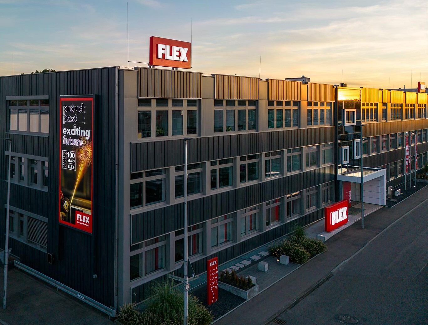 Lichtwerbung am Gebäude FLEX Elektrowerkzeuge in Steinheim