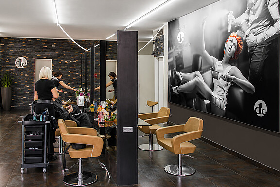 Indoor Werbung mit großformatigem Wanddisplay in einem Friseursalon