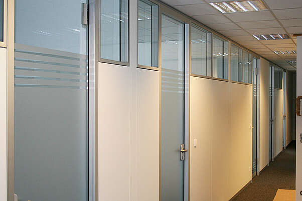 Fensterfolie, Sichtschutzfolie, satinierte Folie für Büroräume. Fertigung der Folien in Kernen bei Stuttgart