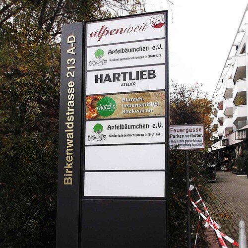 Werbepylon für Sammelhinweisschilder, Firmen aus der Birkenwaldstrasse in Stuttgart.