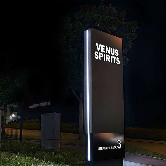 Lichtwerbung, Werbepylon Nachtaufnahme, montiert für Venus-Spirit in Waiblingen von ACTIV Werbetechnik, Kernen bei Stuttgart.