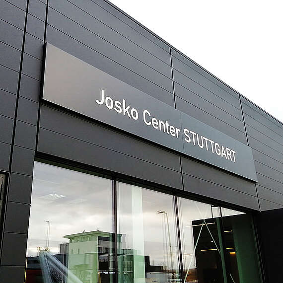 Leuchtschild als dekupierter Leuchtkasten mit Alublende und ausgelaserter Schrift. herstellung und Montage für Josko Center Stuttgart.