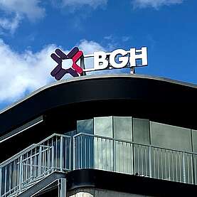 Leuchtschrift als Dachwerbeanlage für BGH in Weinstadt bei Stuttgart montiert, Konstruktion, Fertigung von ACTIV in Kernen bei Stuttgart