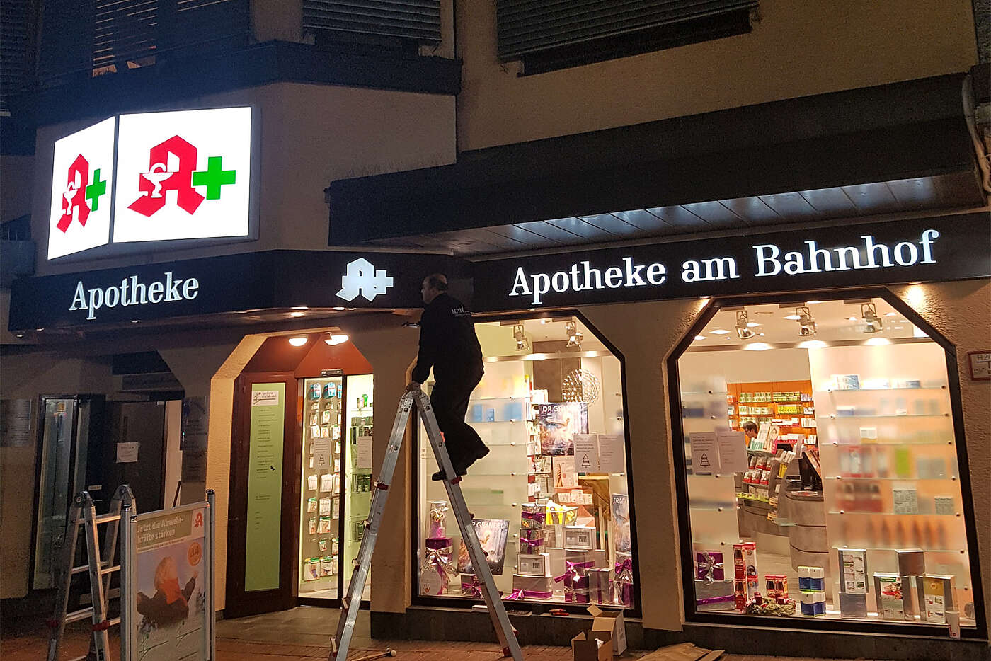 Leuchtreklame für Apotheken, vom Profi gefertigt und montiert.