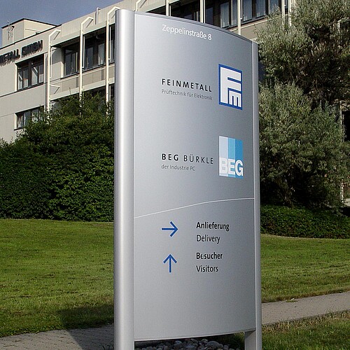 Werbepylon Feinmetall in gewölbter Ausführung