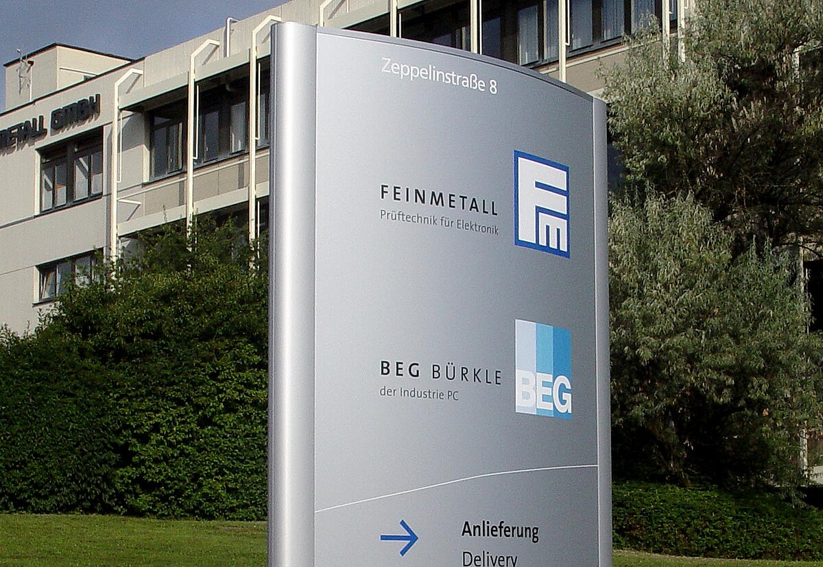 Werbepylon Feinmetall in gewölbter Ausführung