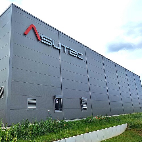 3D Buchstaben ASUTEC mit Wandabstand auf Fassade montiert