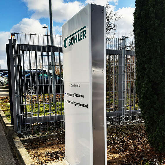 Werbepylone, Werbestele aus Acrylglas, intern beleuchet mit LED-Technik. Montage in Esslingen bei Firma Bühler