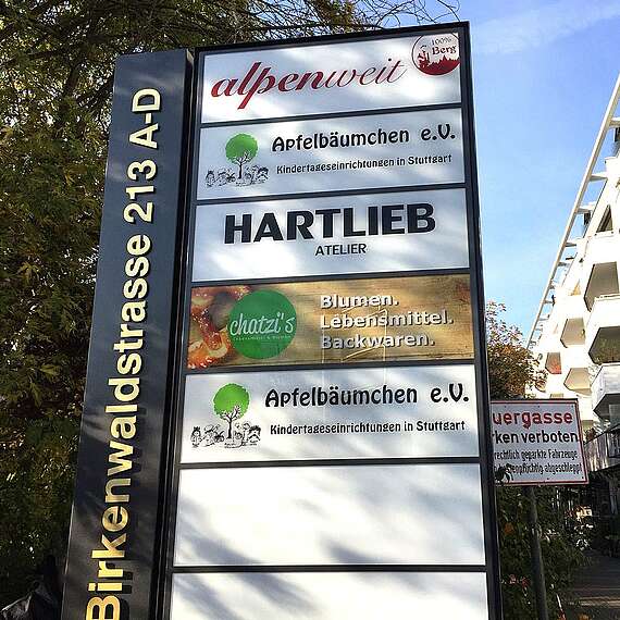 Werbepylon beleuchtet mit eingesetzten Acrylglasplatten zum wechseln, Referenz Birkenwald Einkaufststraße in Stuttgart