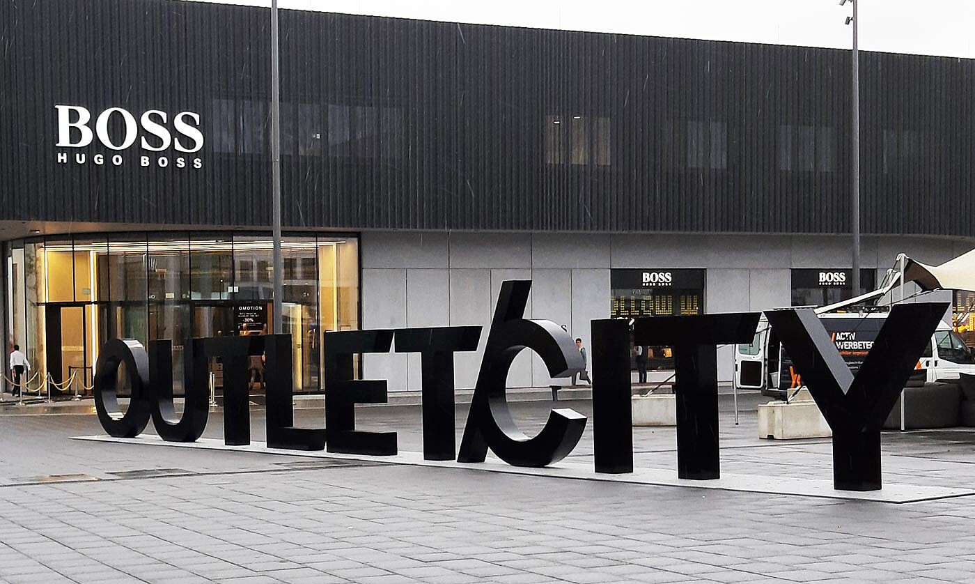 OUTLET/CITY Große Buchstaben