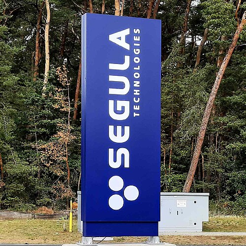 Werbepylon Segula in gerader Ausführung mit dekupierter Blende 