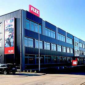 Leuchtschriften, Liftbannersystem, Fahnemasten und Fahnen, montiert am neuen Firmengebäude Flex in Steinheim. Umsetzung ACTIV Werbetechnik GmbH, Kernen bei Stuttgart.