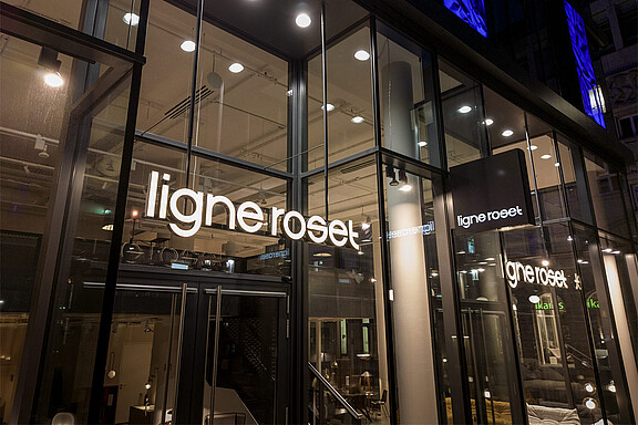 Leuchtschrift am Eingang von Ligne Roset in Stuttgart