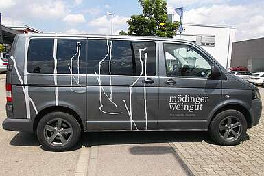 Fahrzeugbeschriftung Weingut Mödinger, Weinstadt bei Stuttgart, VW T5 Transporter mit Fenster