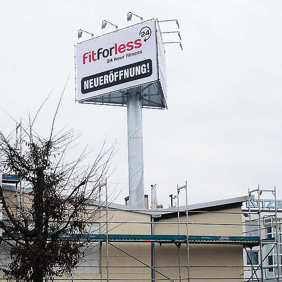 Werbeturm des Fitnessstudios Fitforless in Weinstadt