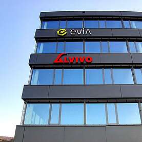 Leuchtschriften für die Firmen evia und alvevo am neuen Firmengebäude in Stuttgart montiert.