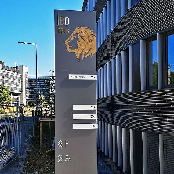 Werbepylon 5m hoch, Fertigung und Montage für Leo-Gebäude in Stuttgart