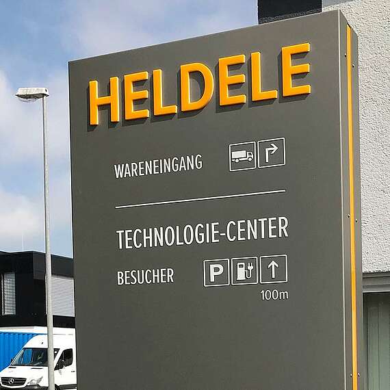 Werbeyplon, Werbestele, Schriften dekupiert und durchgesteckt. Planung und Durchführung für Elektro Heldele in Göppingen.