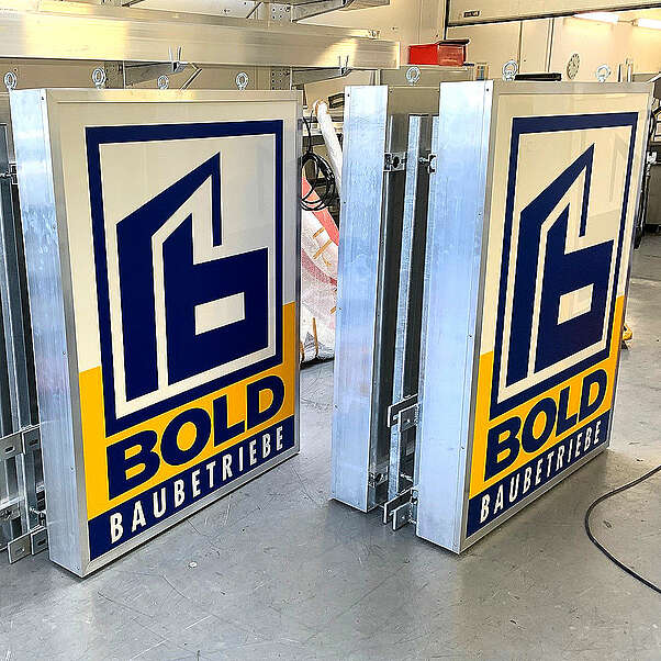 Kranwerbung, Kranleuchtkasten, Werksabnahme, Abm.: 1300x1600 mm, Bold GmbH, Bauunternehmung in Achern