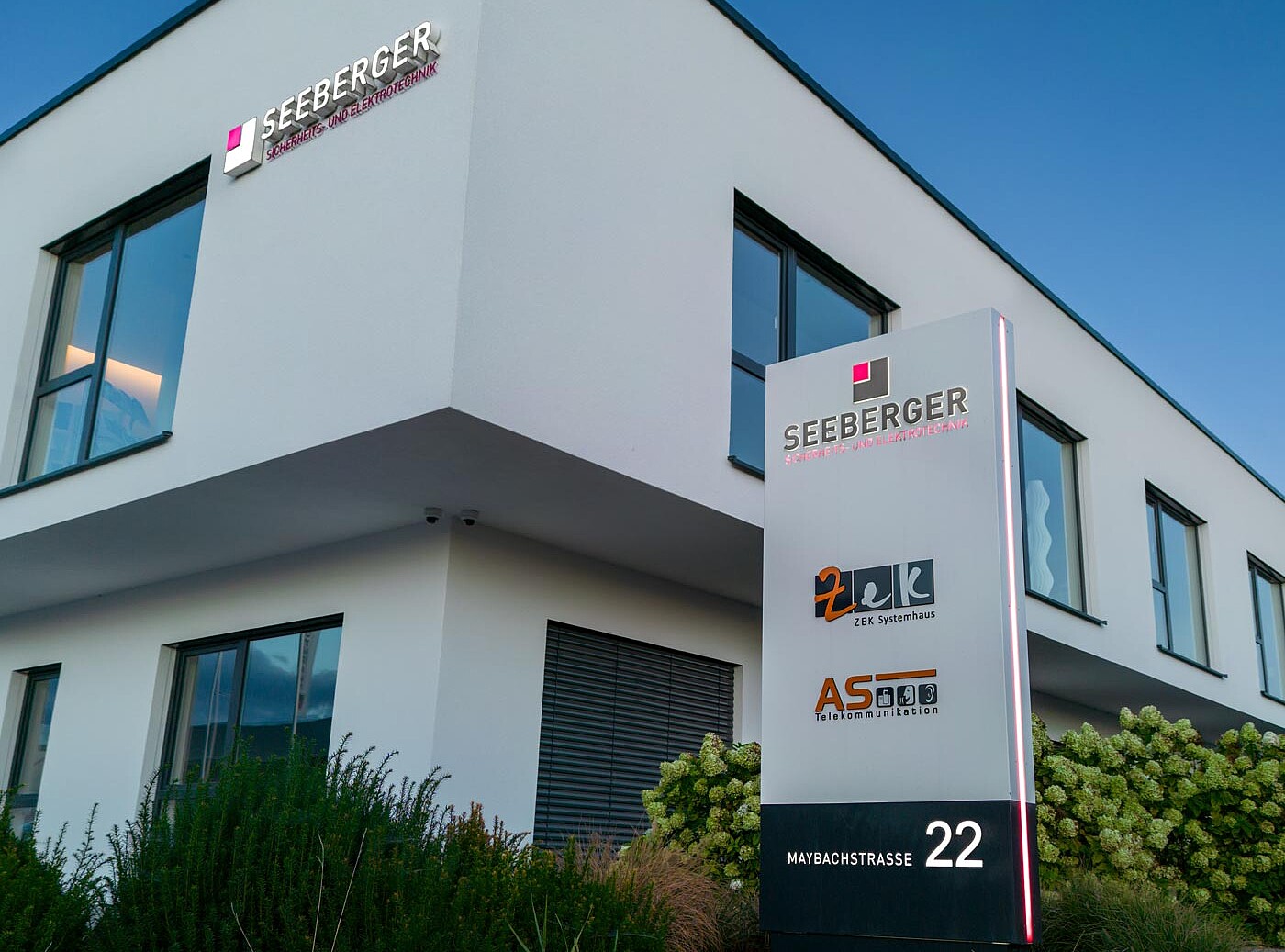 Werbepylon Leuchtschrift Seeberger