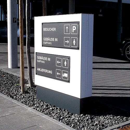 Werbepylon als Wegweiser