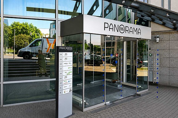 Werbeanlage im Eingangsbereich von Panorama Stuttgart mit Fassadenbeschriftung und Stele