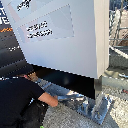 Montage Werbepylon Outletcity