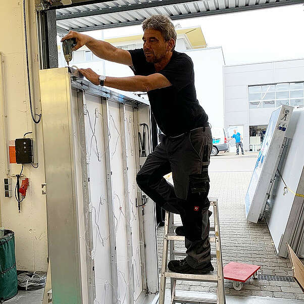 Kranwerbung als Leuchtkasten, Abm.: 2000 x 2000 mm für Bauunternehmung Glöckle in Schweinfurt.