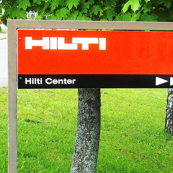 Wegweiser, Firmenschild: Hilti, Waiblingen, Heilbronn, Stuttgart