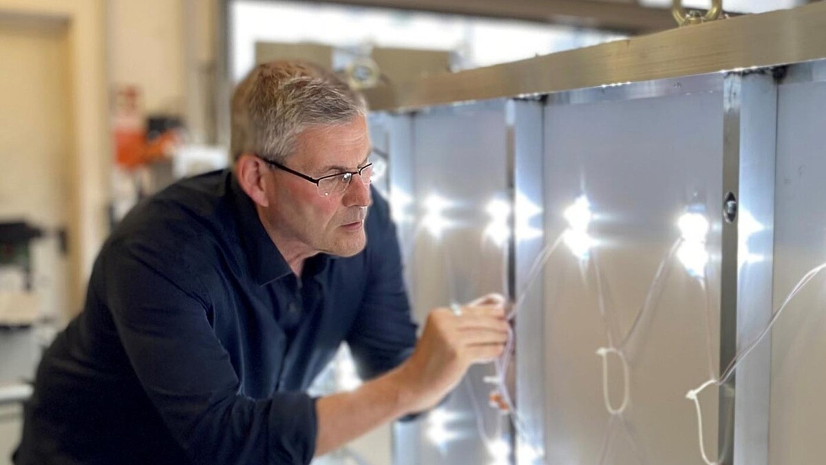 Qualitätskontrolle der LED-Technik eines Kranleuchtkastens