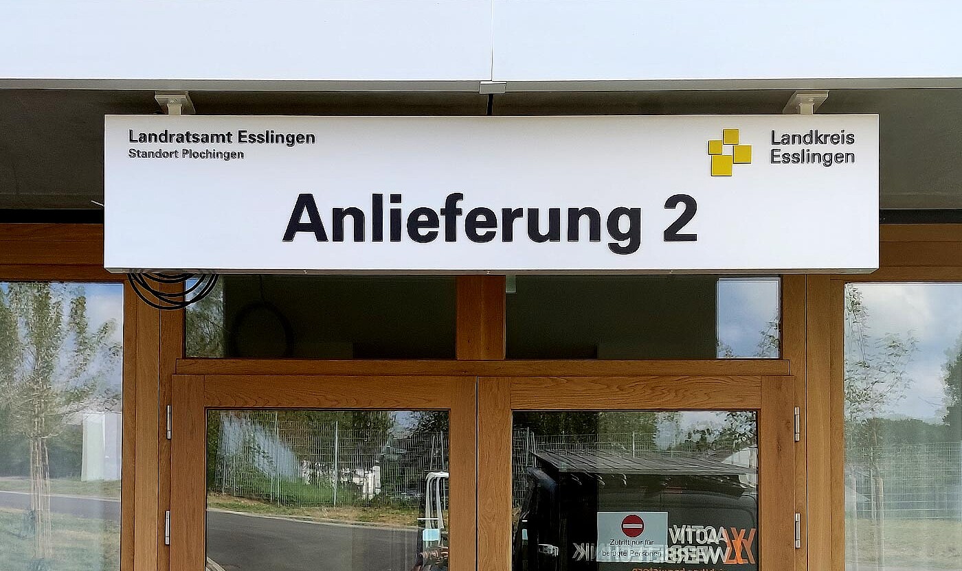 Eingangsschild Anlieferung, Werbeblende aus Aluminium
