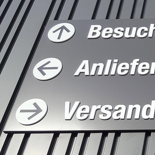Leitsystem mit Acrylglasbuchstaben auf Aluminiumblende montiertauf 