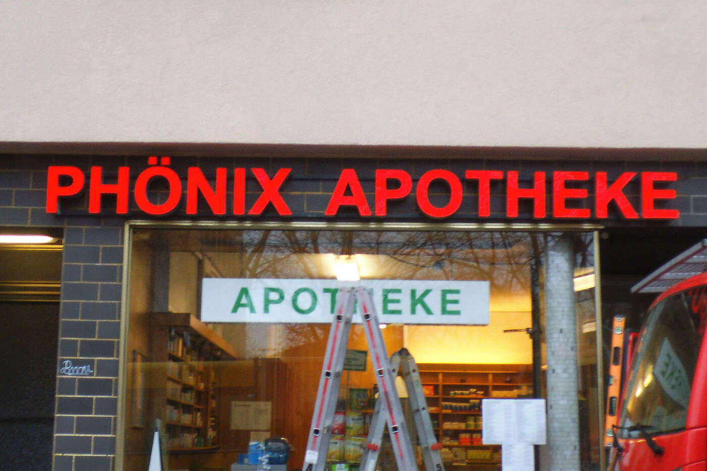 Leuchtreklame für Apotheken, vom Profi gefertigt und montiert.