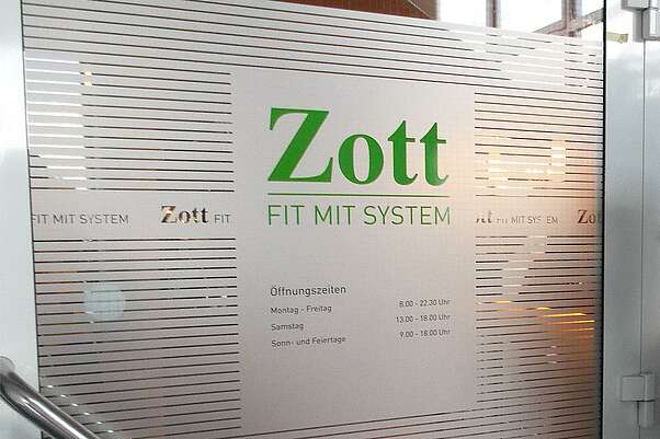 Fensterfolie, Sichtschutzfolie, satinierte Folie auf Glastür: Zott Fit mit System, Waiblingen, Weinstadt, Schorndorf