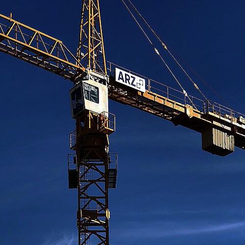 Kranleuchtkasten von ARZ montiert an Drehturmkran