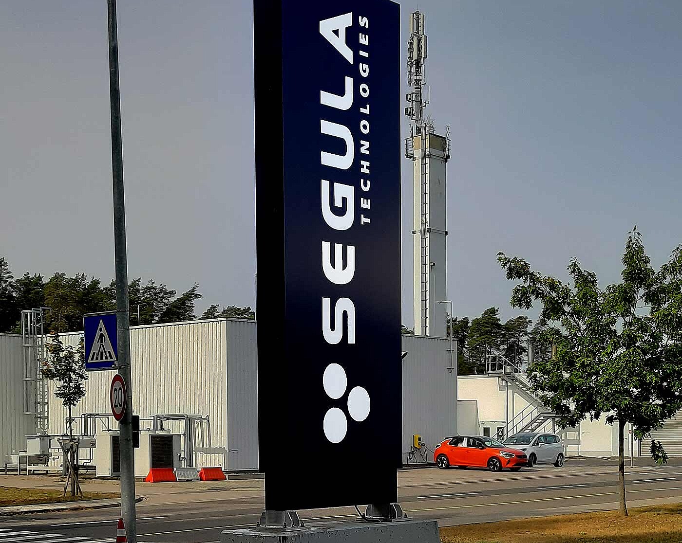 Werbepylon Segula als Markenbotschafter