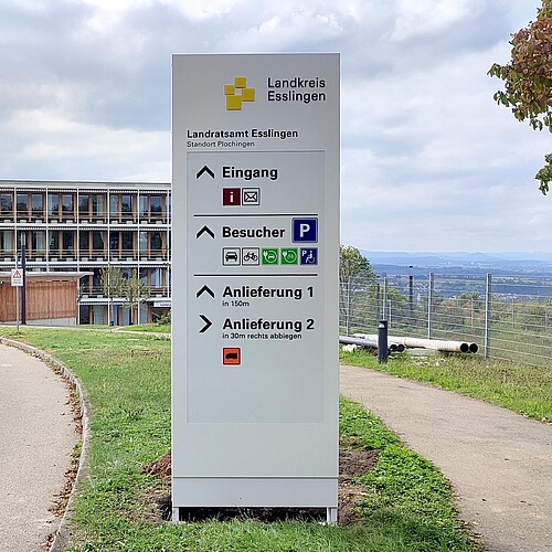 Werbepylon als Wegweiser mit hinterlegten Acrylglasschildern