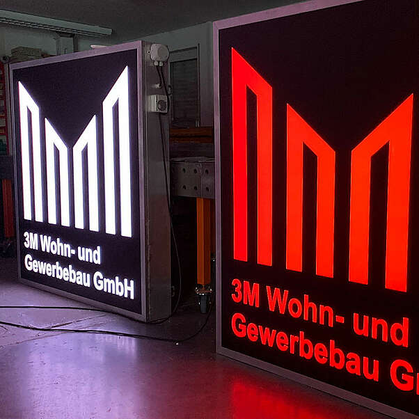 Kranwerbung, Leuchtkasten, RGB LED-Technik, Abm.: 1500x1500 mm, Bauunternehmung 3M in München