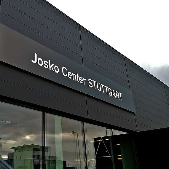 Lichtwerbung, Leuchtkasten dekupiert, Montage am Gebäude Josko Center Stuttgart.