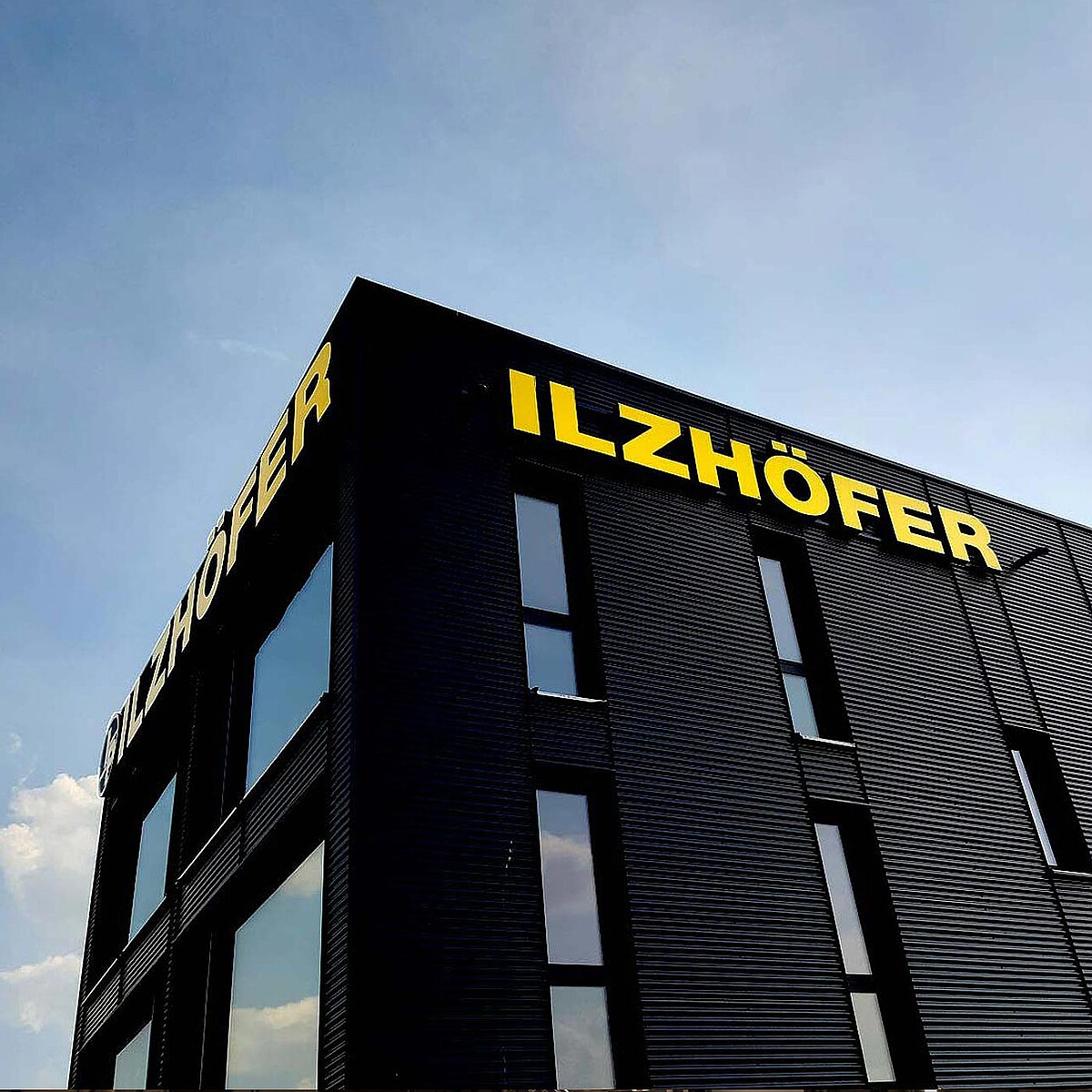 Leuchtschrift Fassade Ilzhöfer