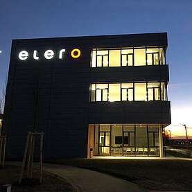 Leuchtschrift "elero" in Profil 5S montiert am neuen Firmengebäude in Schlierbach bei Stuttgart.