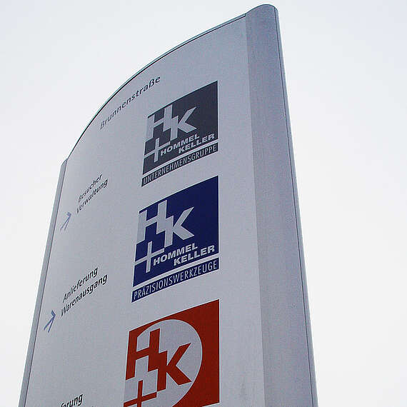 Werbepylon, Detailansicht, Beschriftung der Logos in Folientechnik. Referenz Hommel + Keller