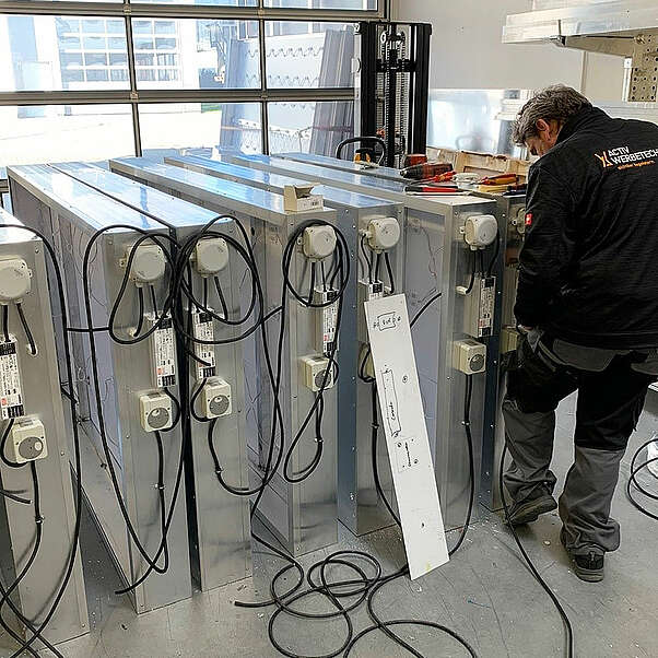 Kranwerbung, Elekltroinstallation in der ACTIV Werkstatt, Kernen bei Stuttgart