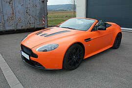 Autofolierung orange Aston Martin ACTIV Werbetechnik bei Stuttgart
