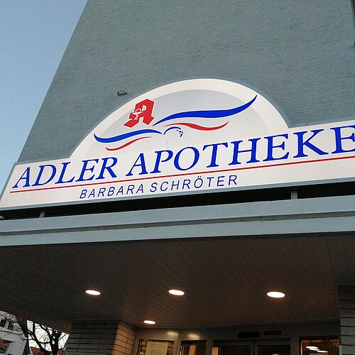Formtransparent als Dachwerbeanlage mit Halterahmen ringsum