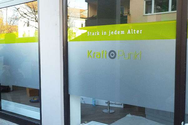 Fensterfolie, Glasdekorfolie, satinierte Folie auf Schaufenster: Kraftpunkt, Korb, Fellbach, Plochingen